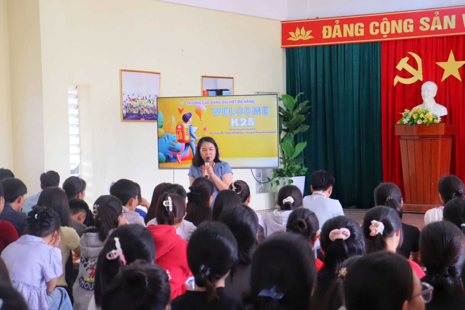 Phổ Biến Quy Chế & Tham Quan Trường – 250 Tân Sinh Viên Khóa 2025–2026 | Trường Cao Đẳng Đại Việt Đà Nẵng