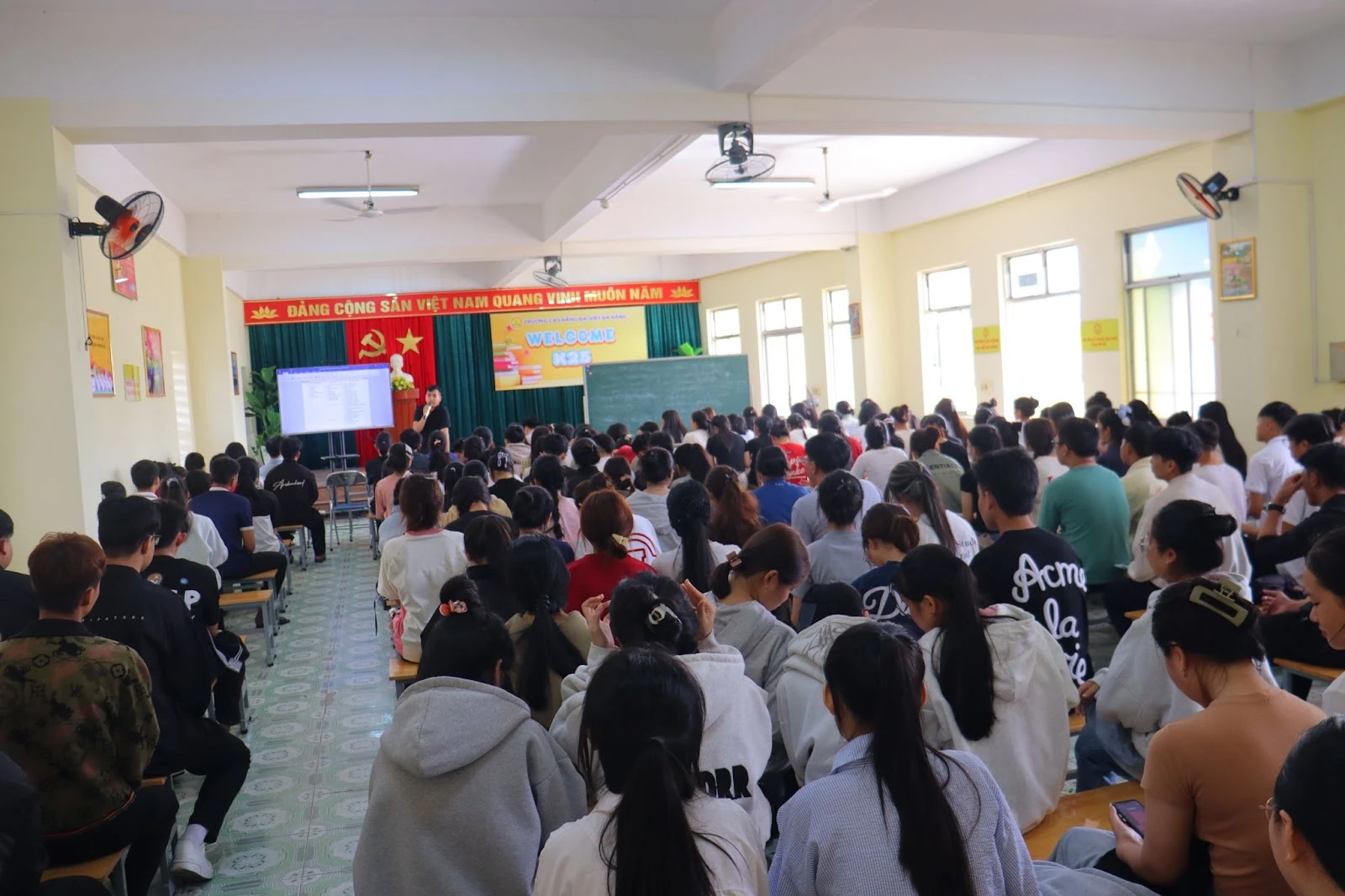 Phổ Biến Quy Chế & Tham Quan Trường – 250 Tân Sinh Viên Khóa 2025–2026 | Trường Cao Đẳng Đại Việt Đà Nẵng