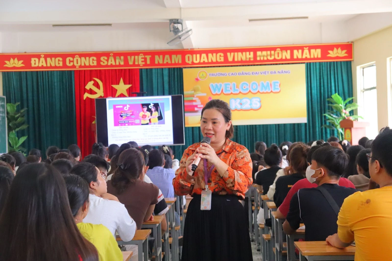 Phổ Biến Quy Chế & Tham Quan Trường – 250 Tân Sinh Viên Khóa 2025–2026 | Trường Cao Đẳng Đại Việt Đà Nẵng