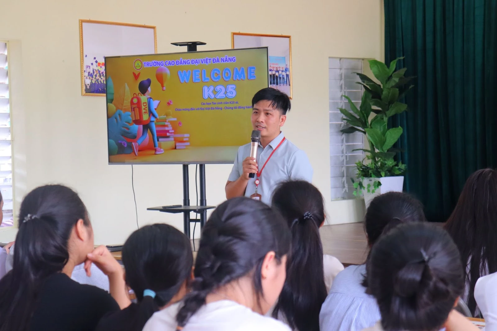 Phổ Biến Quy Chế & Tham Quan Trường – 250 Tân Sinh Viên Khóa 2025–2026 | Trường Cao Đẳng Đại Việt Đà Nẵng