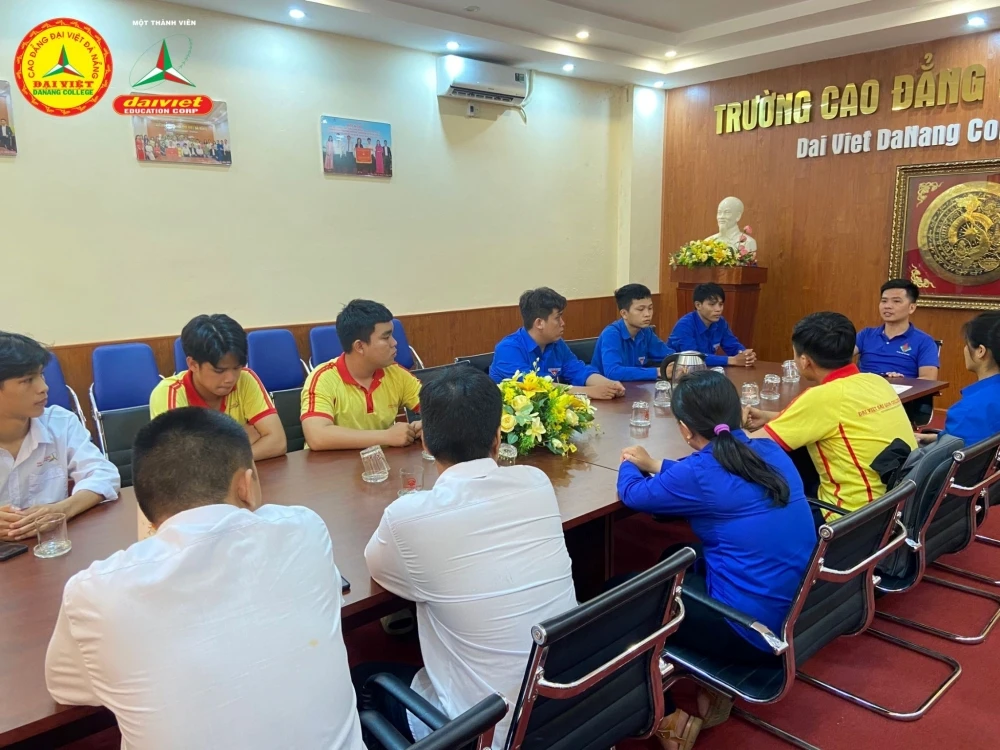 Sinh hoạt chuyên đề chính trị & Trao chứng nhận cảm tình Đảng – Trường Cao Đẳng Đại Việt Đà Nẵng