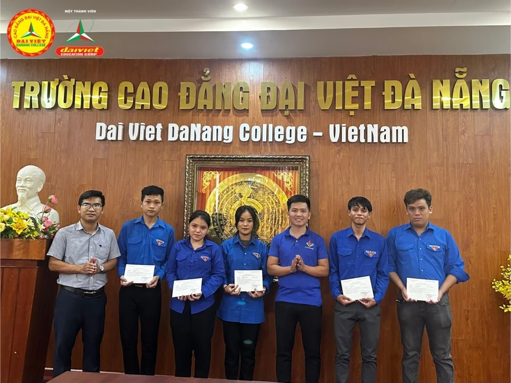 Sinh hoạt chuyên đề chính trị & Trao chứng nhận cảm tình Đảng – Trường Cao Đẳng Đại Việt Đà Nẵng