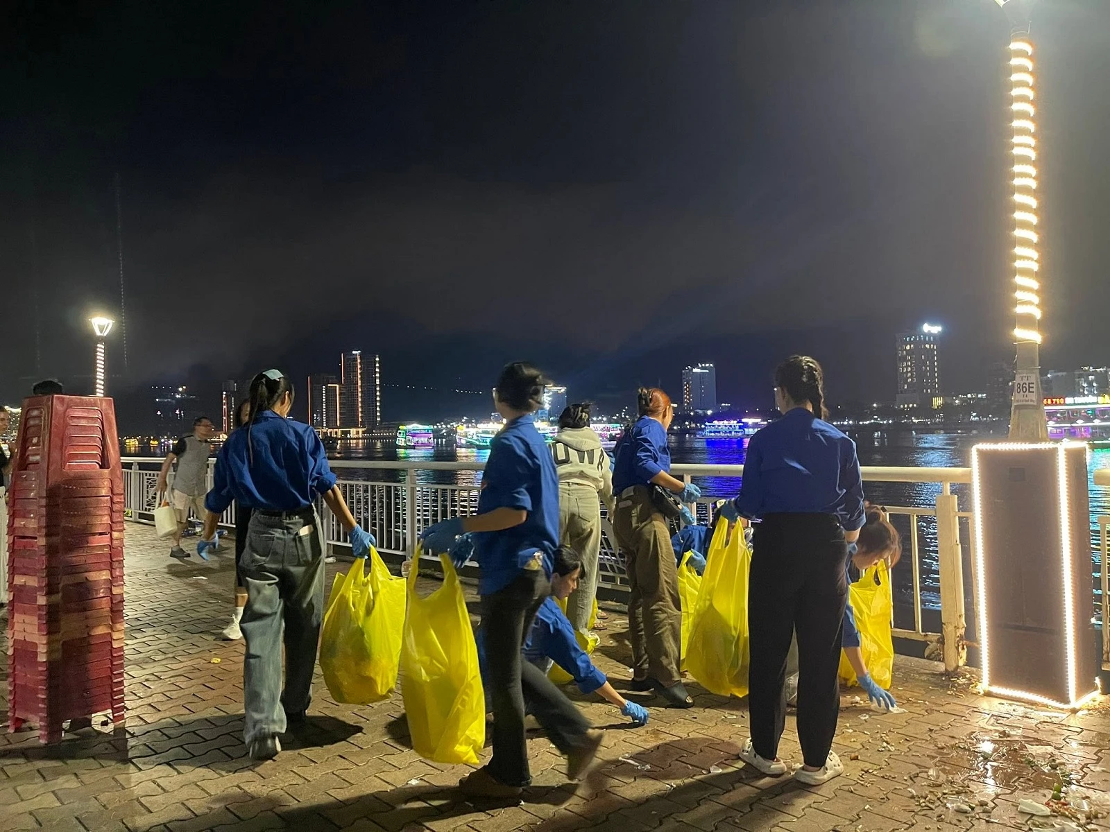 SINH VIÊN CAO ĐẲNG ĐẠI VIỆT ĐÀ NẴNG HOÀN THÀNH CHƯƠNG TRÌNH TÌNH NGUYỆN “BẦU TRỜI TỎA SÁNG – MẶT ĐẤT SẠCH XANH” TẠI LỄ HỘI PHÁO HOA QUỐC TẾ ĐÀ NẴNG (DIFF 2026)