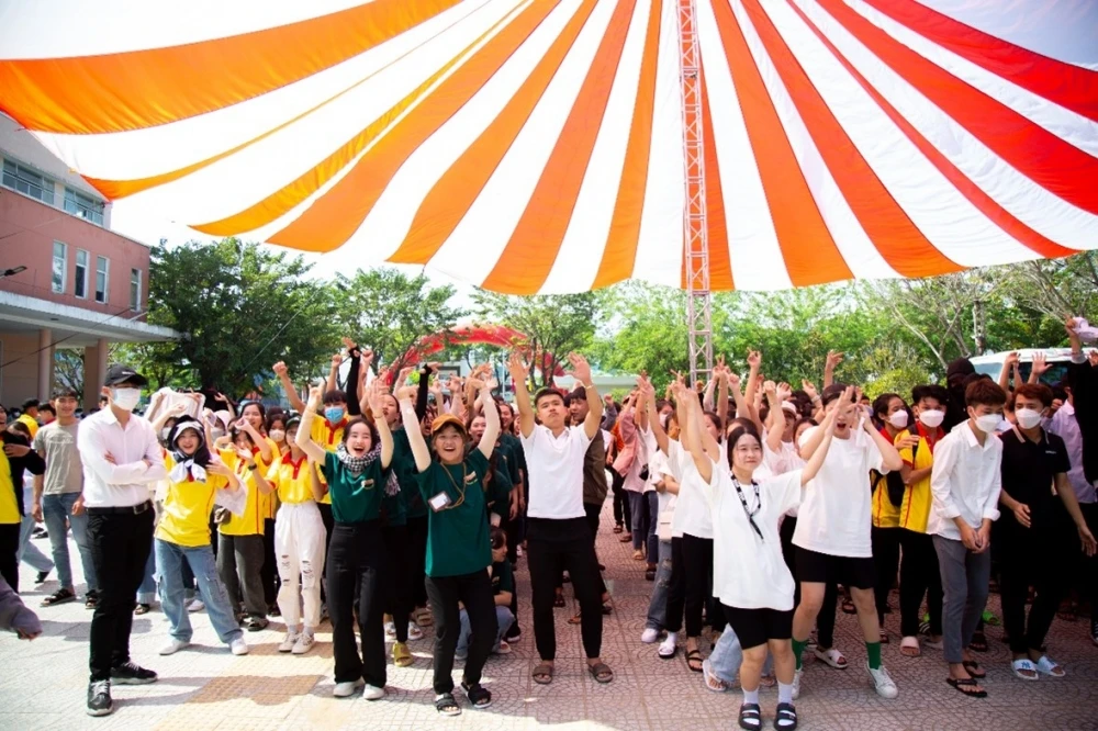 Ngày hội Chào Tân Sinh Viên Đại Việt Đà Nẵng – Sôi động, Rực lửa, Đa sắc | Hoạt động Sinh viên – Đoàn Thanh Niên