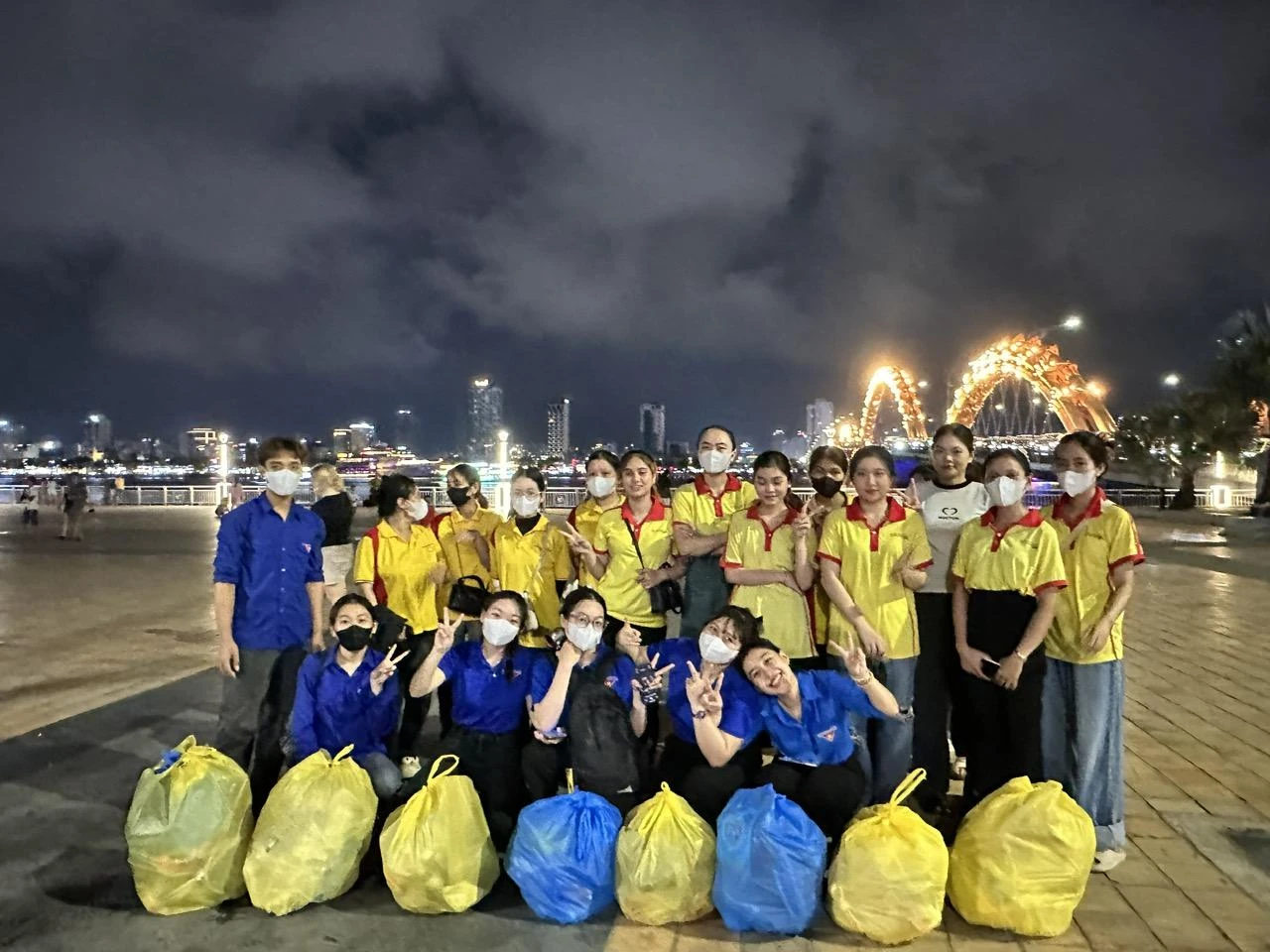 Sinh viên DVE hoàn thành chương trình Sáng bầu trời – Sạch mặt đất tại DIFF 2025 | Trường Cao đẳng Đại Việt Đà Nẵng