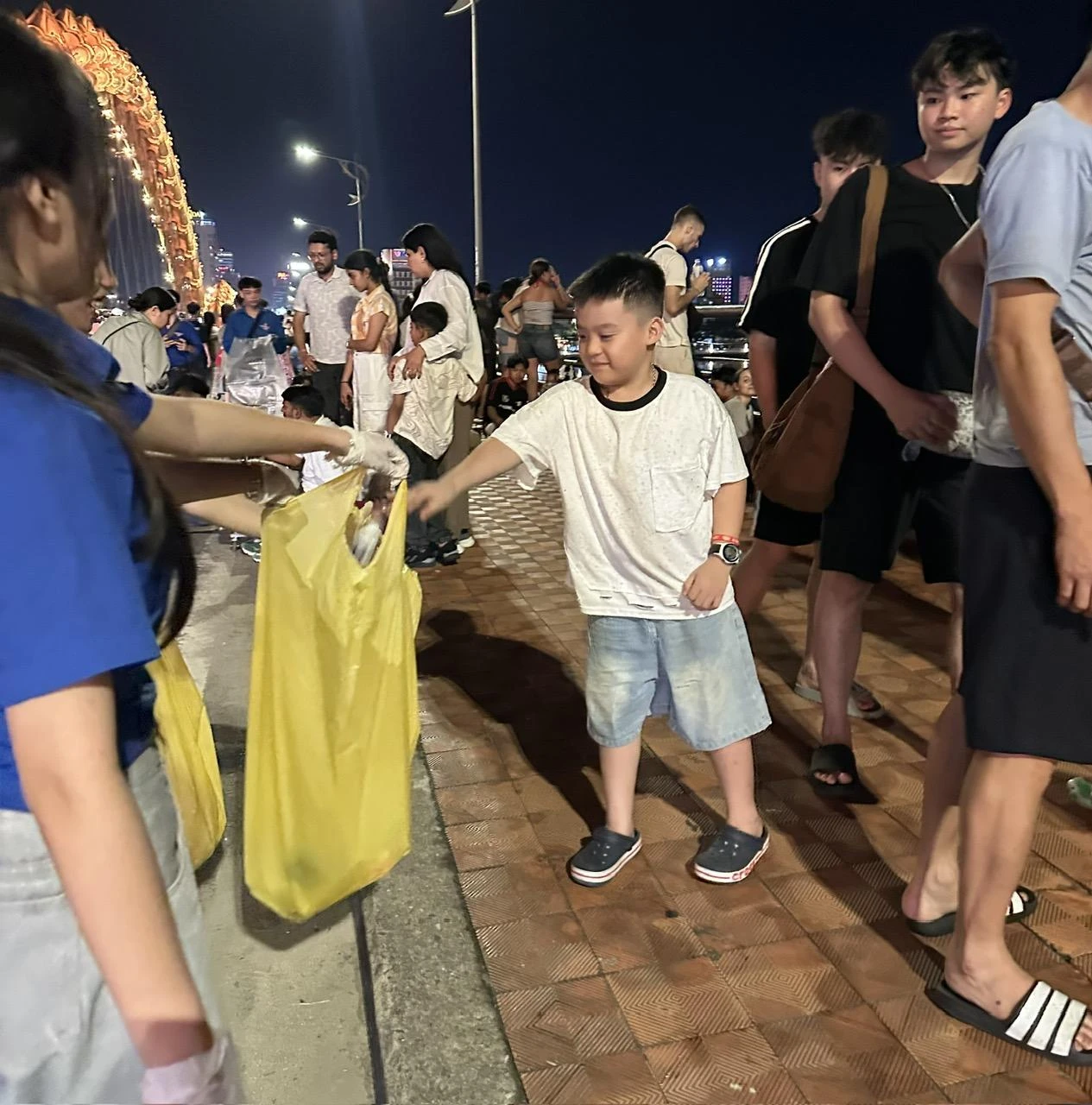 Sinh viên DVE hoàn thành chương trình Sáng bầu trời – Sạch mặt đất tại DIFF 2025 | Trường Cao đẳng Đại Việt Đà Nẵng