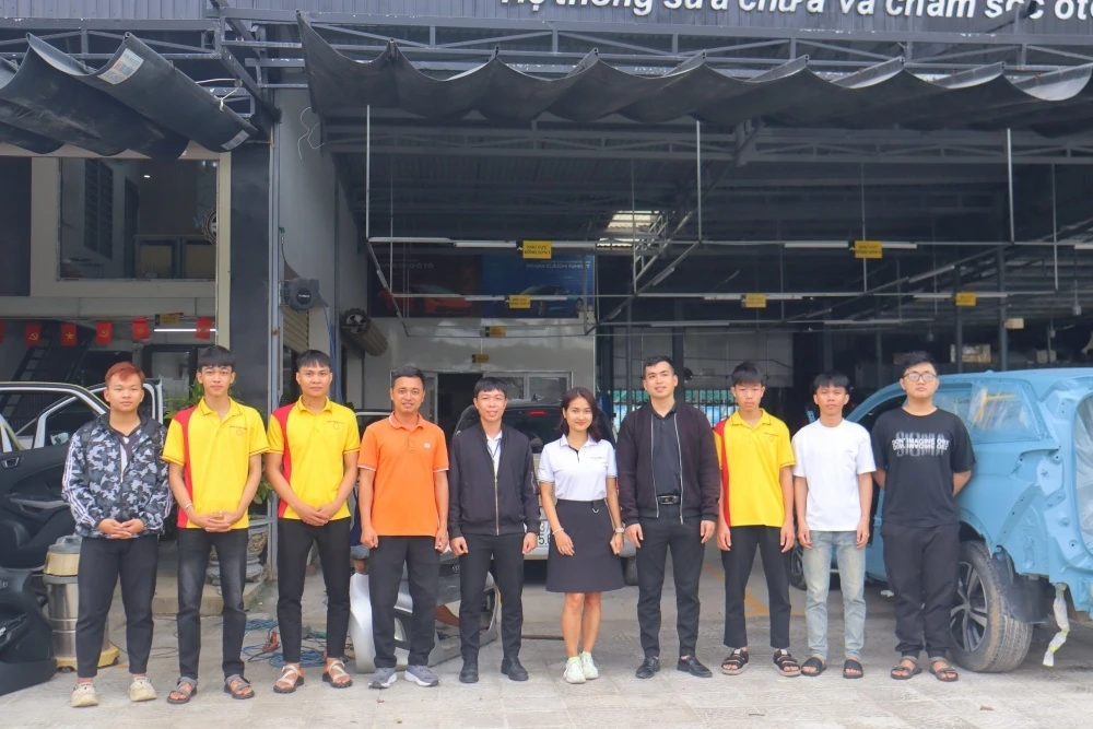 SINH VIÊN NĂM NHẤT HỌC TẬP VÀ LÀM VIỆC THỰC TẾ TẠI MÔI TRƯỜNG DOANH NGHIỆP