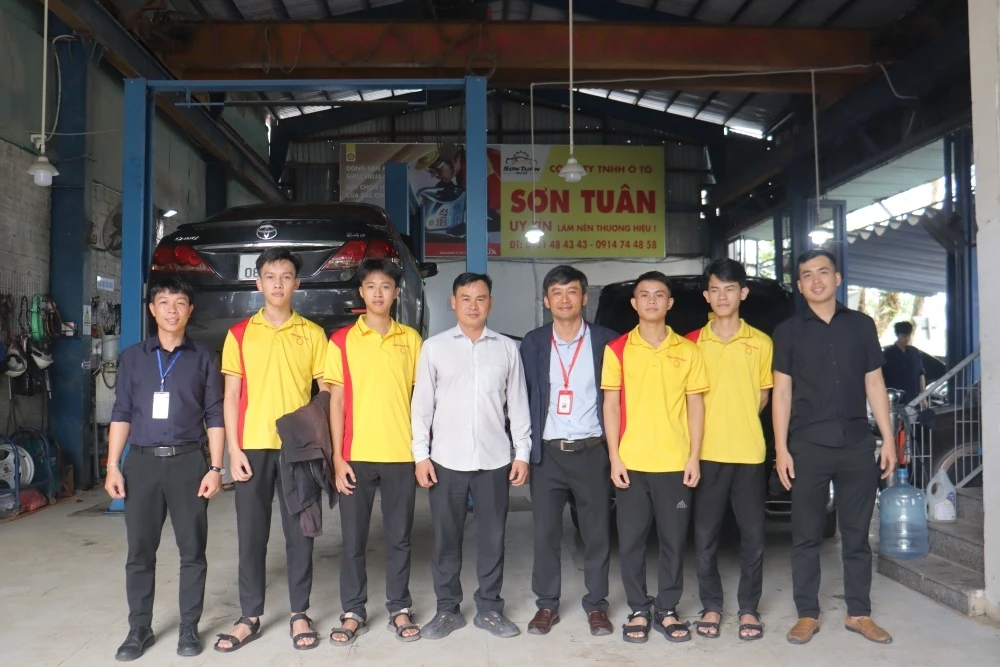 SINH VIÊN NĂM NHẤT HỌC TẬP VÀ LÀM VIỆC THỰC TẾ TẠI MÔI TRƯỜNG DOANH NGHIỆP