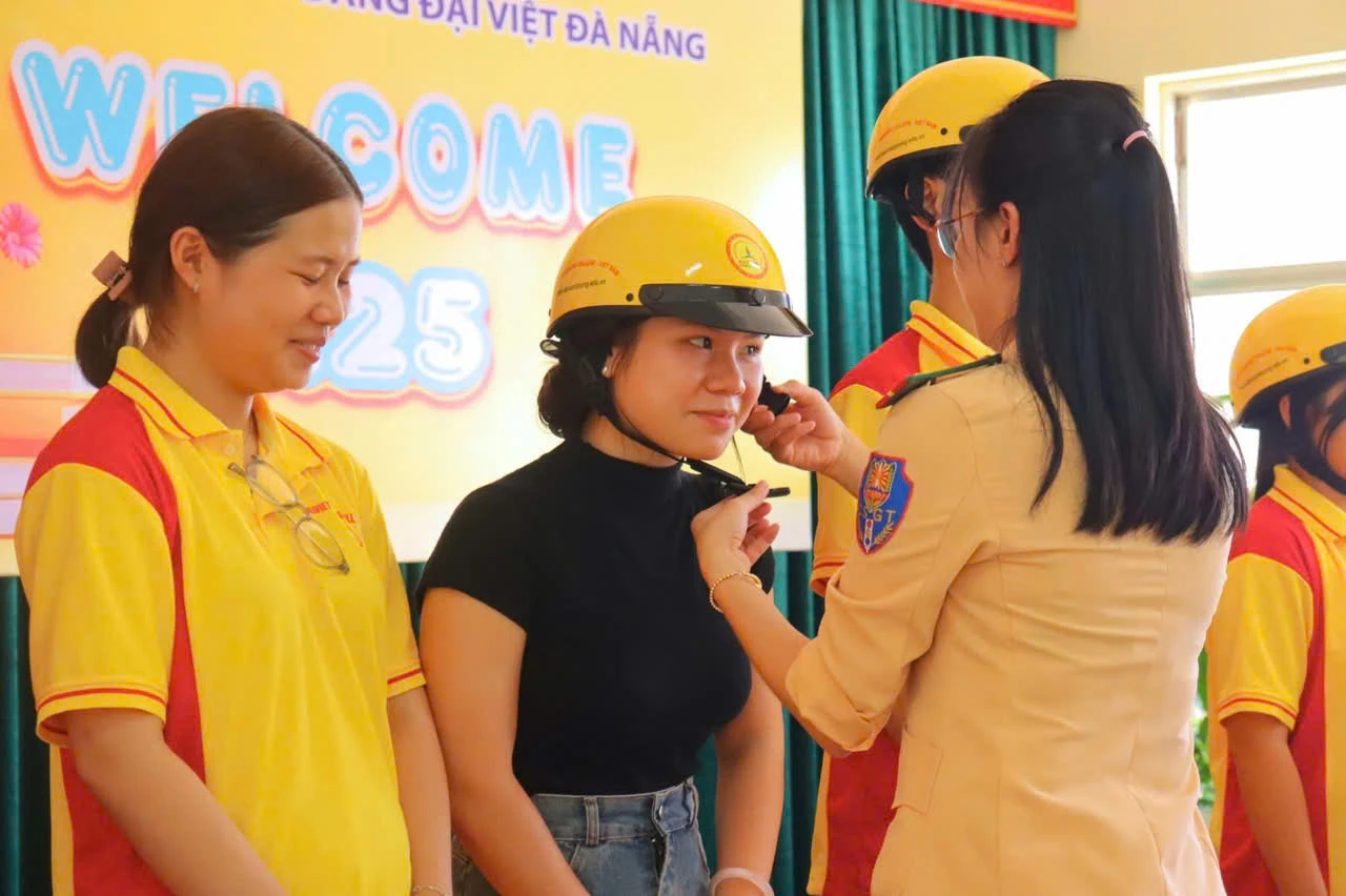 Sinh viên Trường Cao đẳng Đại Việt Đà Nẵng với An toàn giao thông – Hoạt động Phòng Công tác Sinh viên