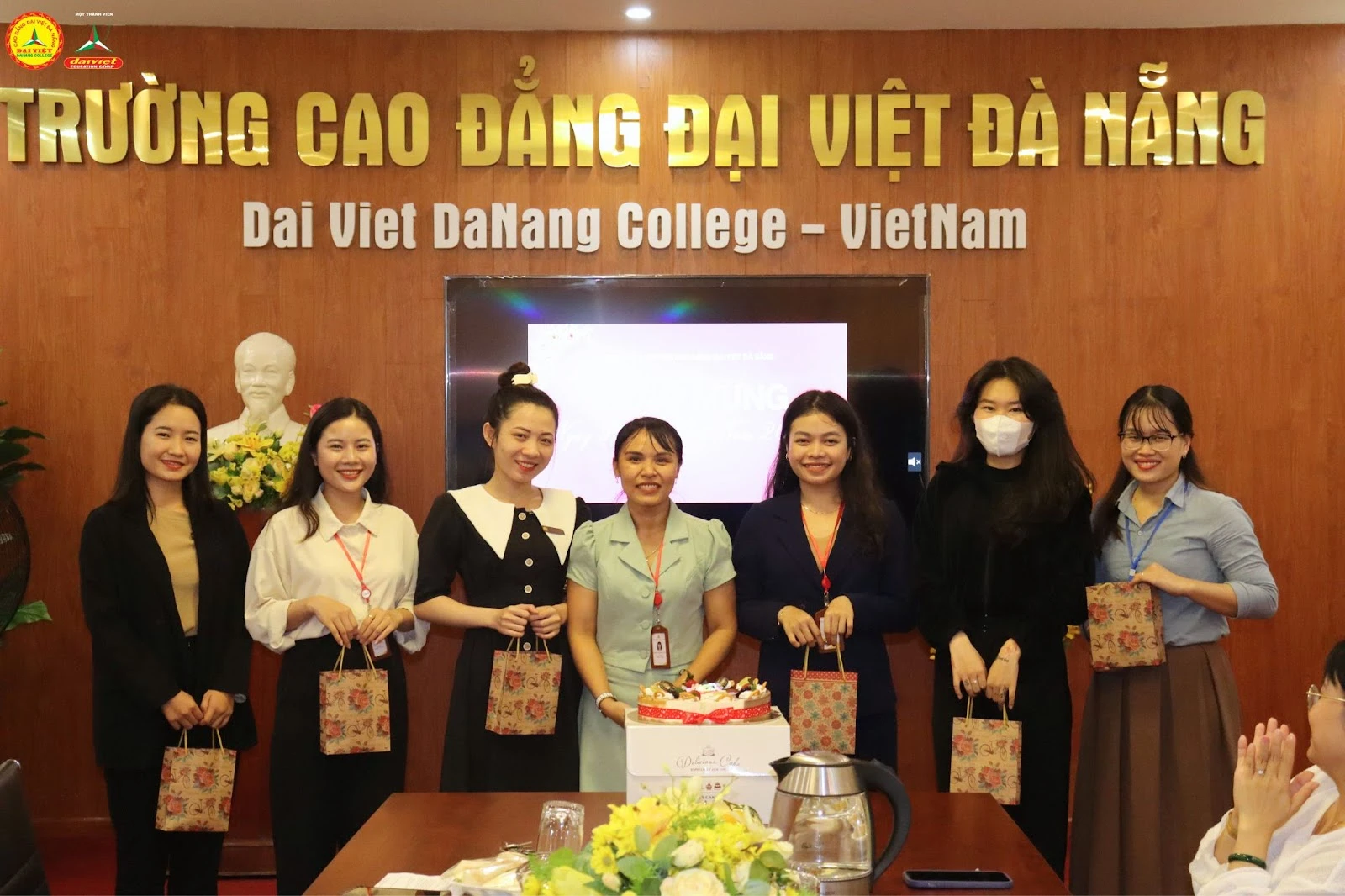 Sôi Nổi Hoạt Động Chào Mừng 20/10 tại Trường Cao Đẳng Đại Việt Đà Nẵng 2023 | Trung Tâm Tuyển Sinh Truyền Thông