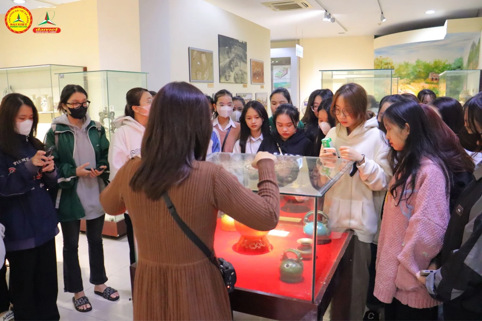 Tân Sinh Viên Đại Việt Đà Nẵng Thích Thú Với Môn Cơ Sở Văn Hóa | Trường Cao Đẳng Đại Việt Đà Nẵng