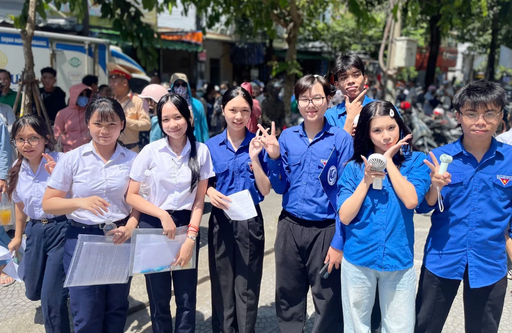 TIẾP SỨC MÙA THI: SẮC ÁO XANH ĐẠI VIỆT RỰC LỬA TÌNH NGUYỆN