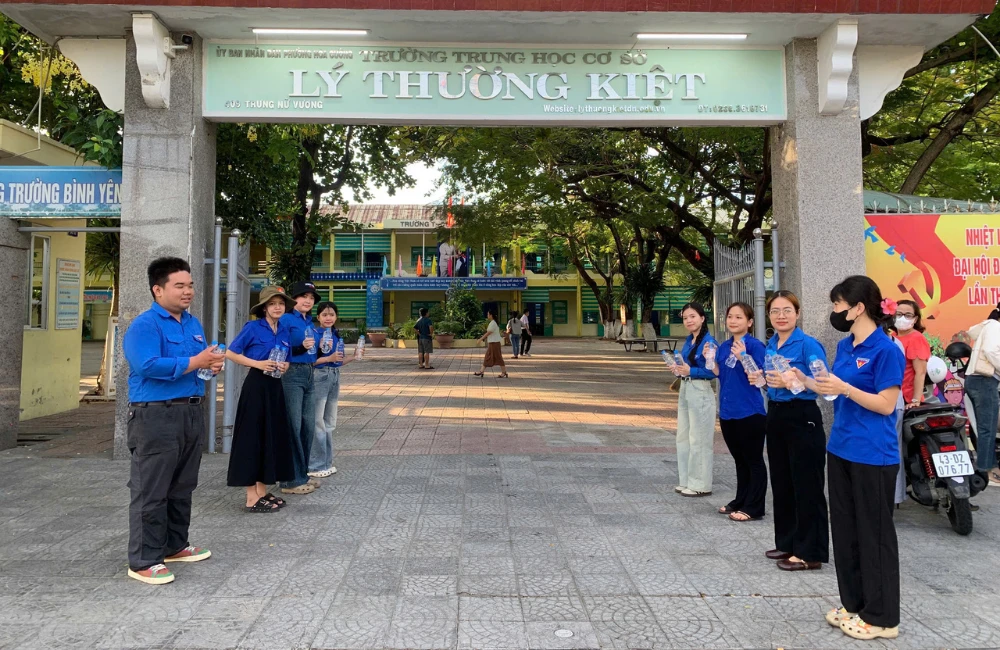 TIẾP SỨC MÙA THI: SẮC ÁO XANH ĐẠI VIỆT RỰC LỬA TÌNH NGUYỆN