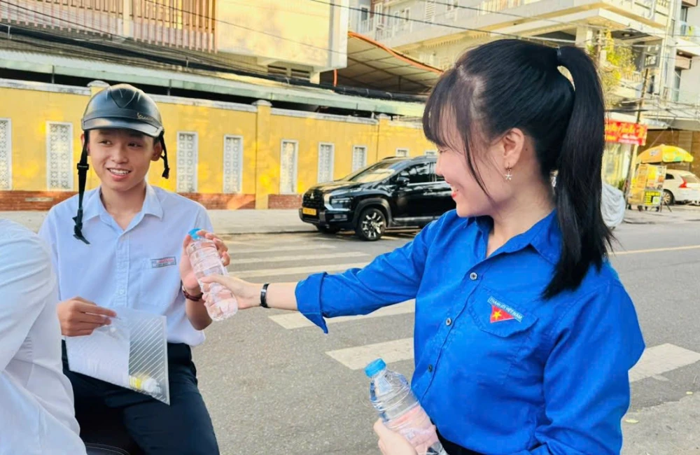 TIẾP SỨC MÙA THI: SẮC ÁO XANH ĐẠI VIỆT RỰC LỬA TÌNH NGUYỆN