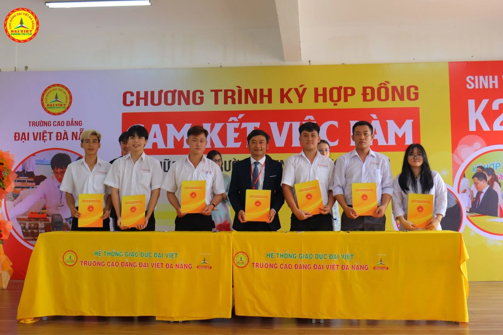 Ký Hợp Đồng Cam Kết Việc Làm K23 – Trường Cao Đẳng Đại Việt Đà Nẵng