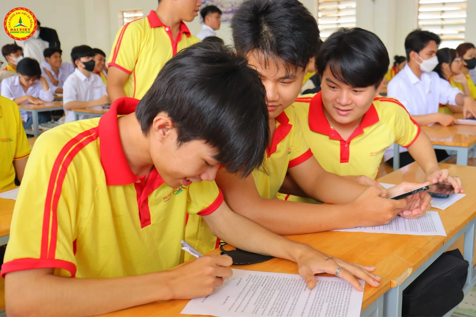 Ký Hợp Đồng Cam Kết Việc Làm K23 – Trường Cao Đẳng Đại Việt Đà Nẵng