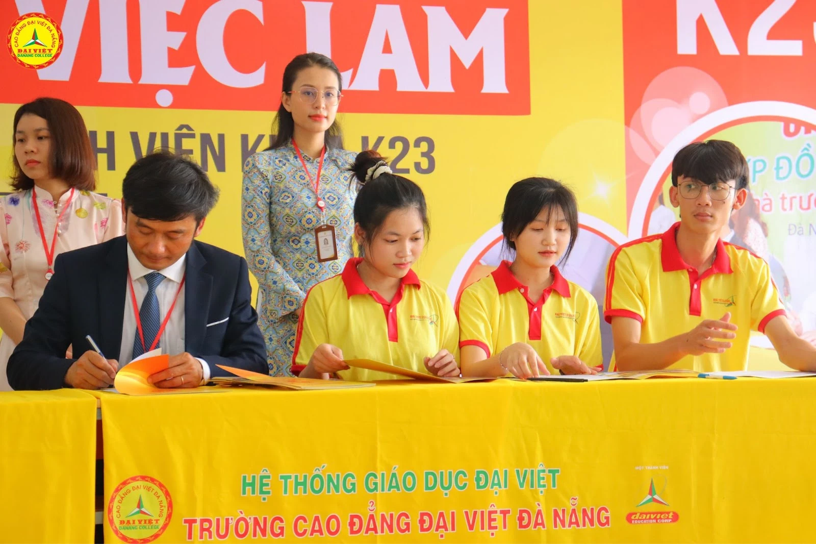 Ký Hợp Đồng Cam Kết Việc Làm K23 – Trường Cao Đẳng Đại Việt Đà Nẵng