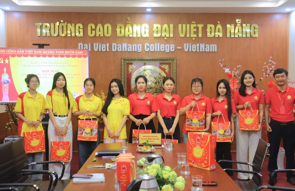 Trao quà tại Hội nghị Tổng kết công tác Đảng năm 2025 và triển khai phương hướng, nhiệm vụ năm 2026