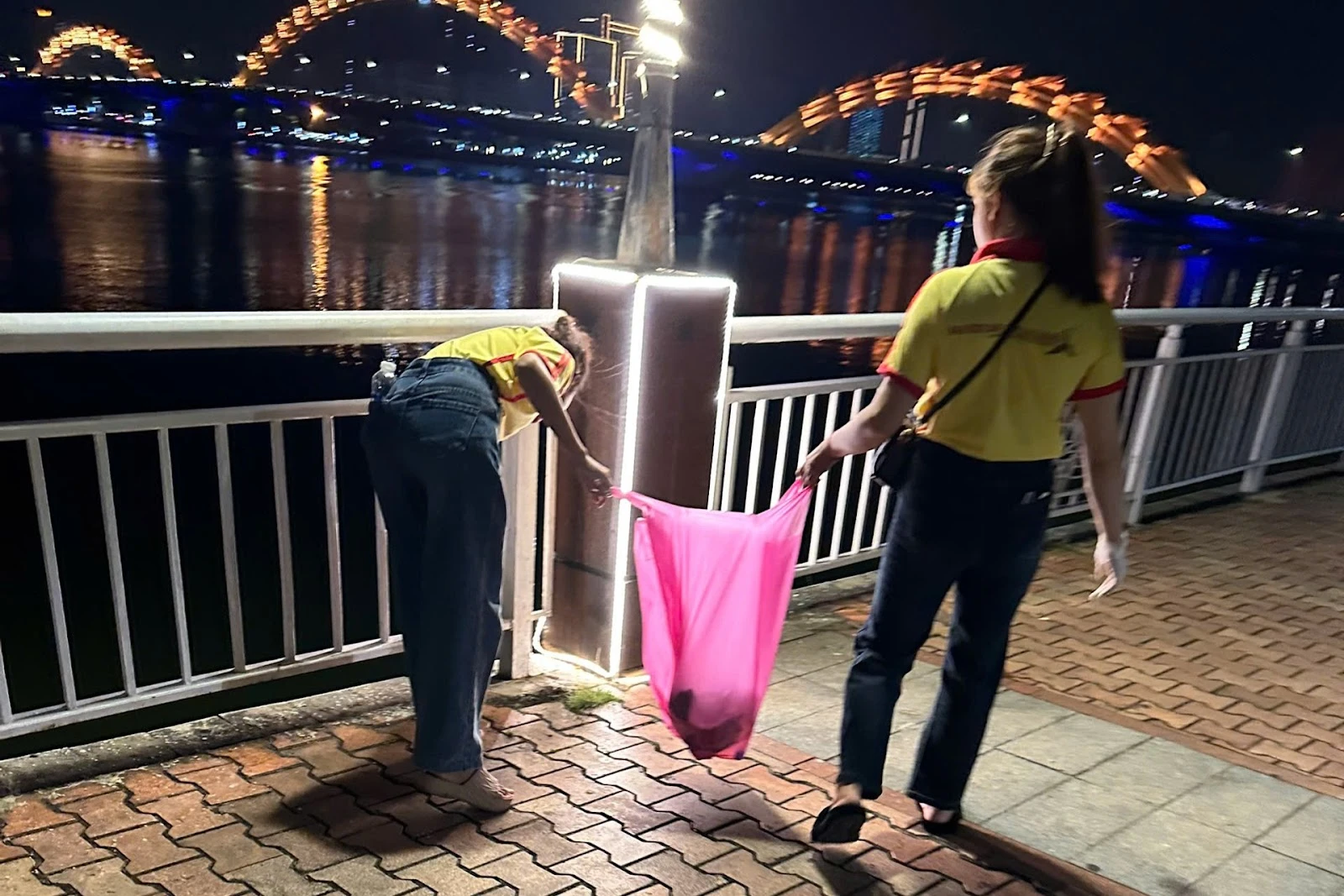 Tuổi Trẻ Đại Việt Đà Nẵng Chung Tay Dọn Rác Tại Khai Mạc Lễ Hội Pháo Hoa Quốc Tế Đà Nẵng 2025 | Hoạt Động Sinh Viên