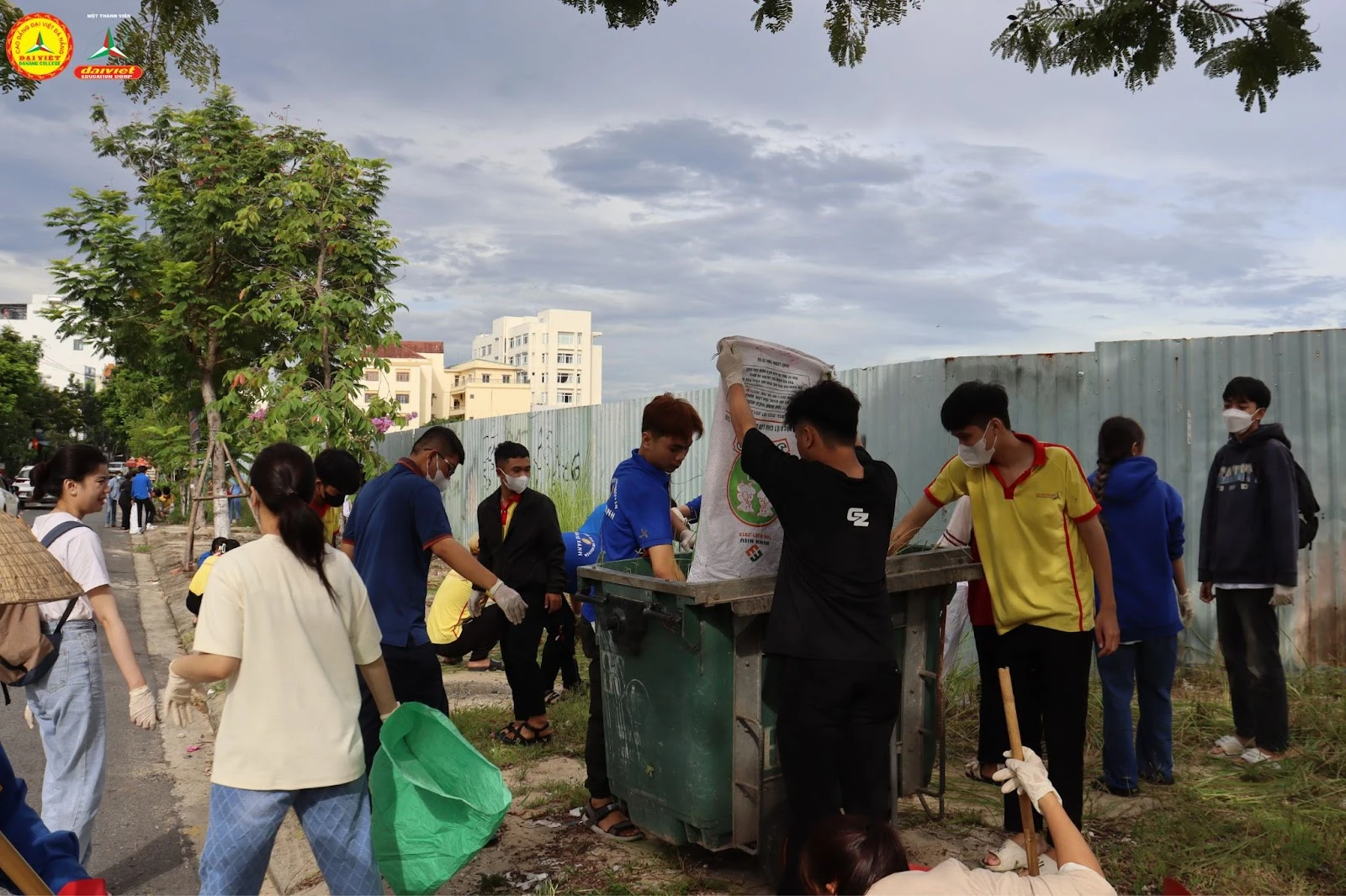 Tuổi Trẻ Đại Việt Đà Nẵng Ra Quân Tuyến Đường Thanh Niên Tự Quản Vệ Sinh Môi Trường 2023