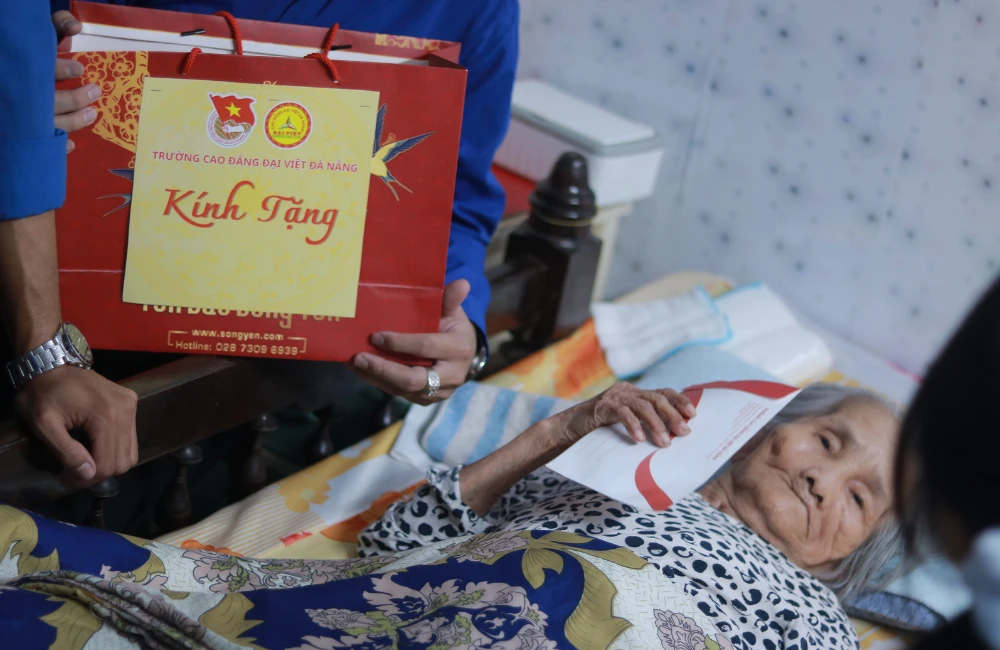 TUỔI TRẺ ĐẠI VIỆT VỚI CHƯƠNG TRÌNH “CHÚNG CON LUÔN BÊN MẸ”