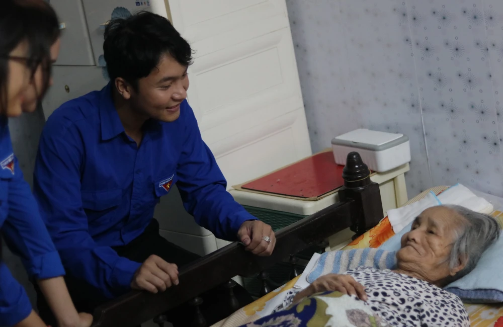 TUỔI TRẺ ĐẠI VIỆT VỚI CHƯƠNG TRÌNH “CHÚNG CON LUÔN BÊN MẸ”