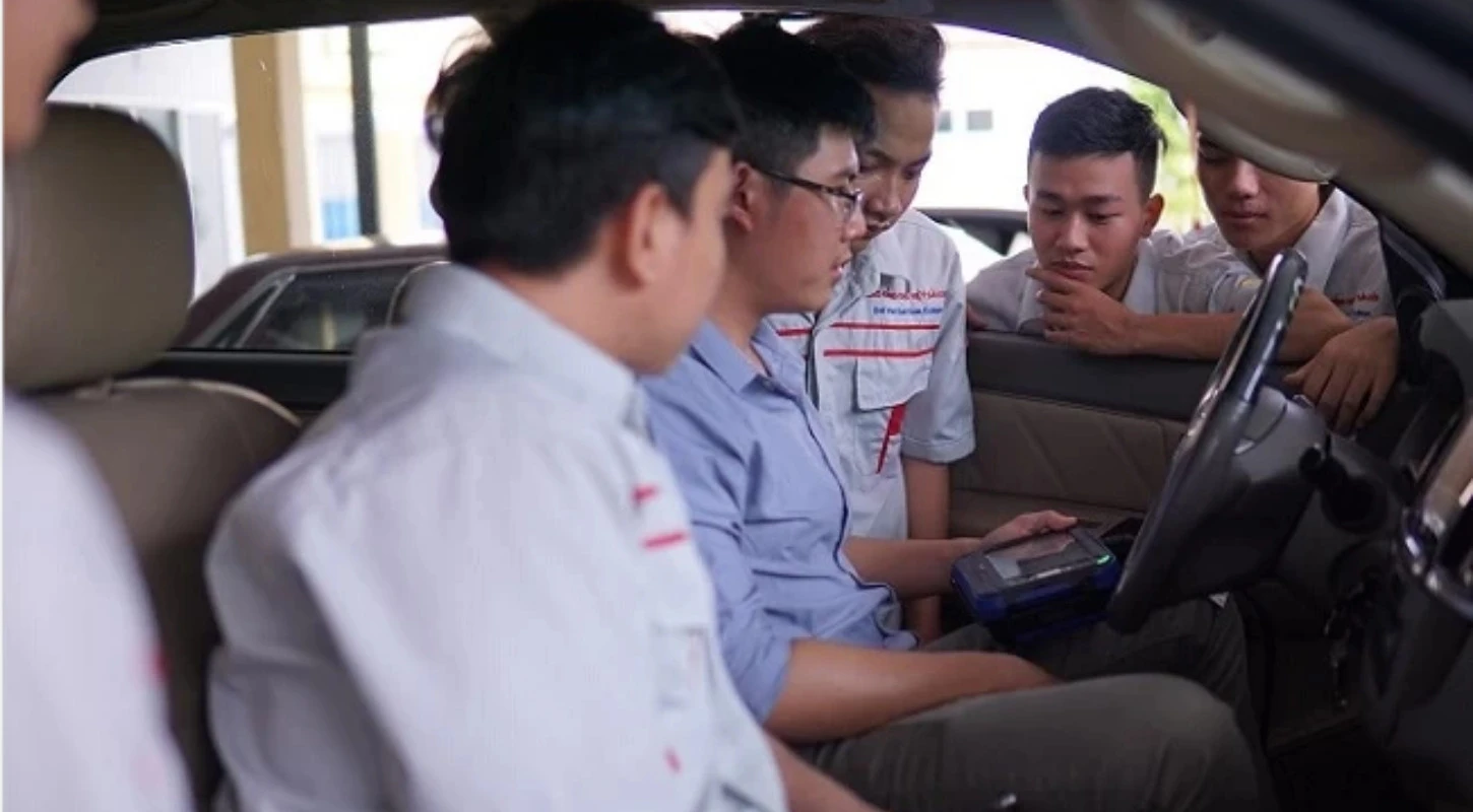 Cố Vấn Dịch Vụ Ngành Ô Tô: Nghề “Phiên Dịch” Giữa Khách Hàng Và Kỹ Thuật | Trường Cao Đẳng Đại Việt Đà Nẵng
