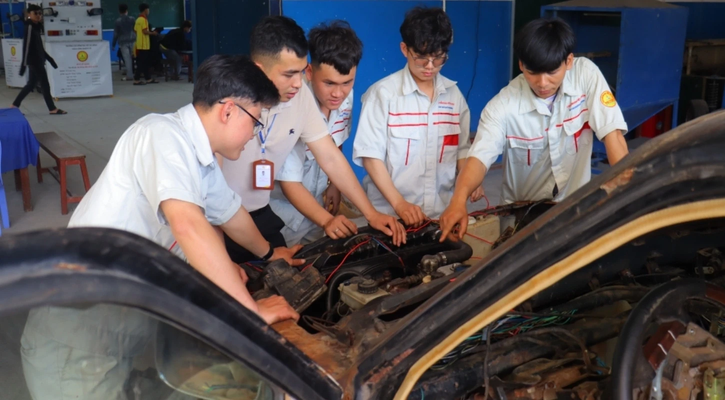 Công Nghệ Ô Tô Khi Đam Mê Tốc Độ Bắt Nhịp Kỷ Nguyên Số | Trường Cao Đẳng Đại Việt Đà Nẵng