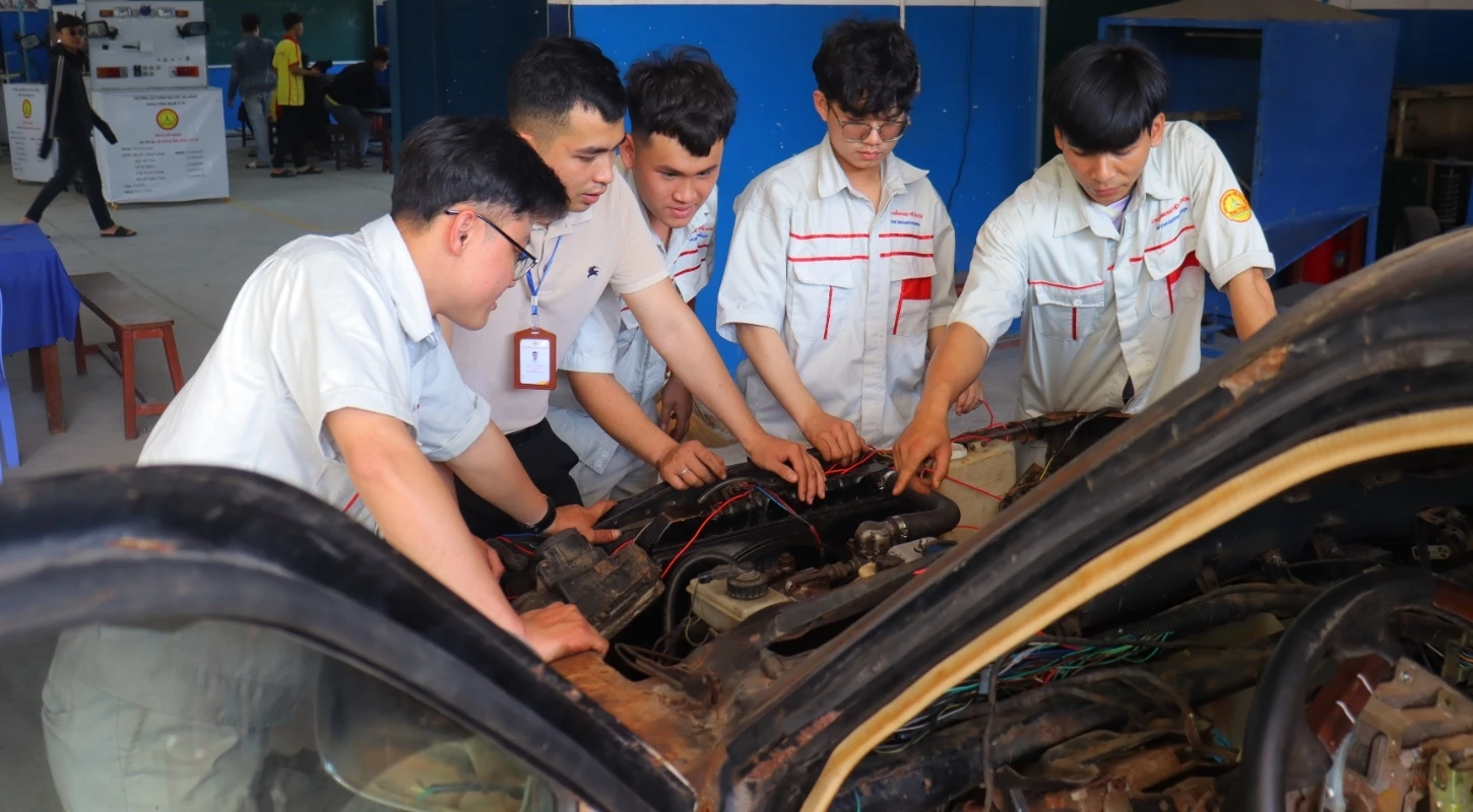 SINH VIÊN CÔNG NGHỆ ÔTÔ KHỞI ĐỘNG HỌC TẬP SAU TẾT | Trường Cao Đẳng Đại Việt Đà Nẵng