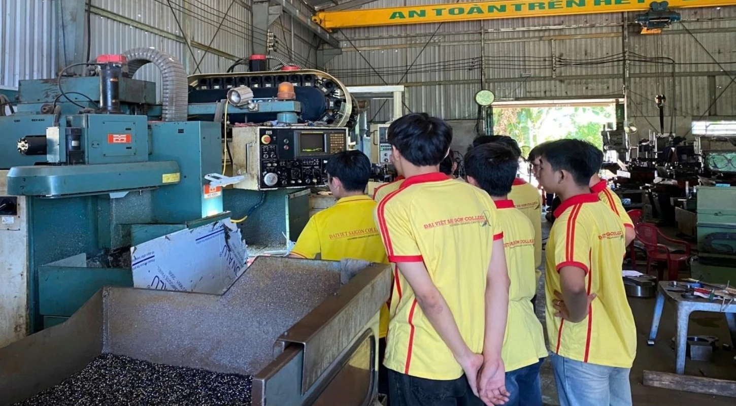 Sinh Viên Công Nghệ Kỹ Thuật Cơ Khí Trải Nghiệm Thực Tế Tại Doanh Nghiệp | Trường Cao Đẳng Đại Việt Đà Nẵng