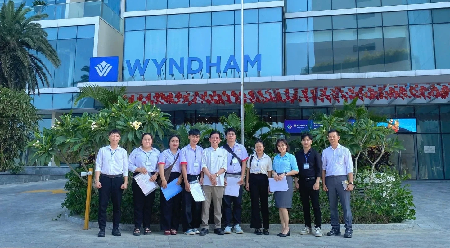 TĂNG CƯỜNG KẾT NỐI DOANH NGHIỆP – ĐƯA SINH VIÊN NGÀNH QUẢN TRỊ KHÁCH SẠN ĐI THỰC TẬP THỰC TẾ | Trường Cao Đẳng Đại Việt Đà Nẵng