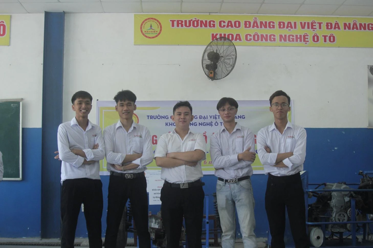 Bảo Vệ Đồ Án Thành Công: Hành Trình Trưởng Thành Của Sinh Viên Khoa Công Nghệ Ô Tô