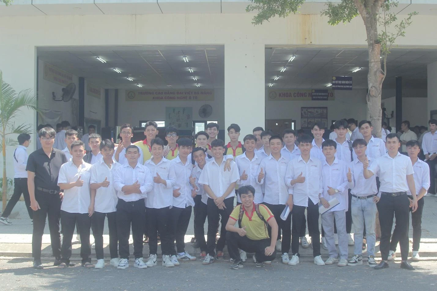 Bảo Vệ Đồ Án Thành Công: Hành Trình Trưởng Thành Của Sinh Viên Khoa Công Nghệ Ô Tô