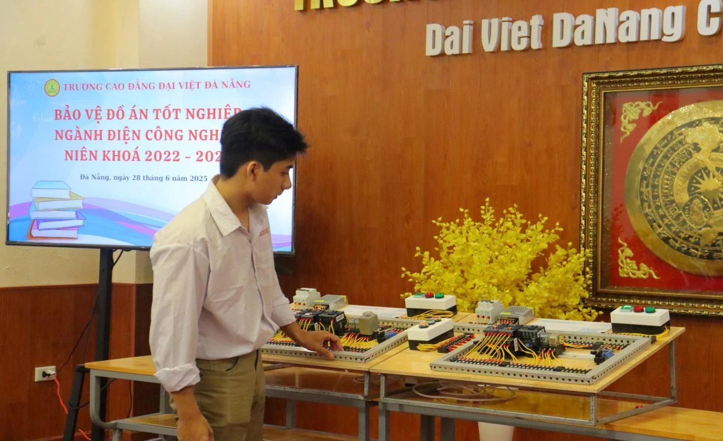 Bảo Vệ Đồ Án Tốt Nghiệp Ngành Điện Công Nghiệp 2025