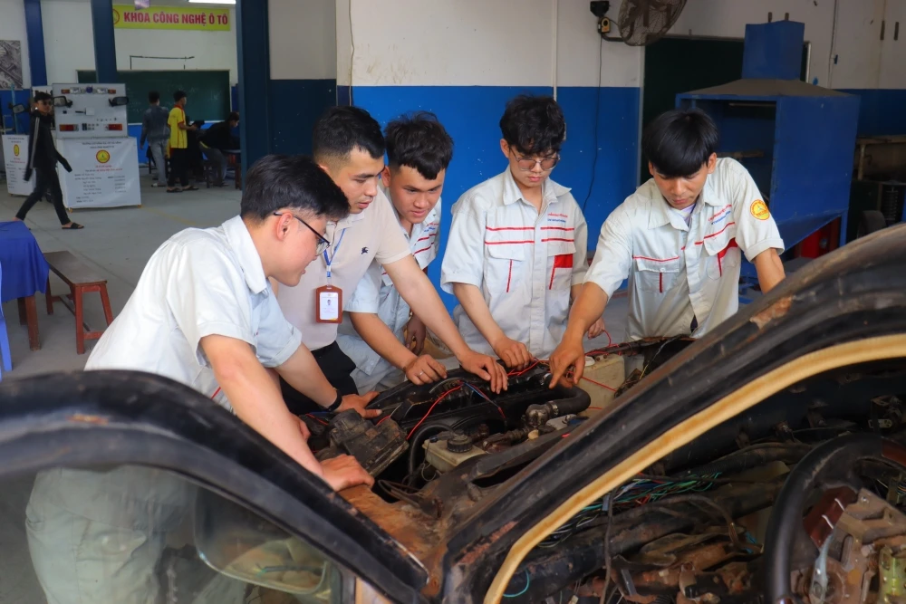 Công Nghệ Ô Tô – Học Tập & Tương Lai Nghề Nghiệp tại Trường Cao Đẳng Đại Việt Đà Nẵng, Khoa Công Nghệ Ô Tô