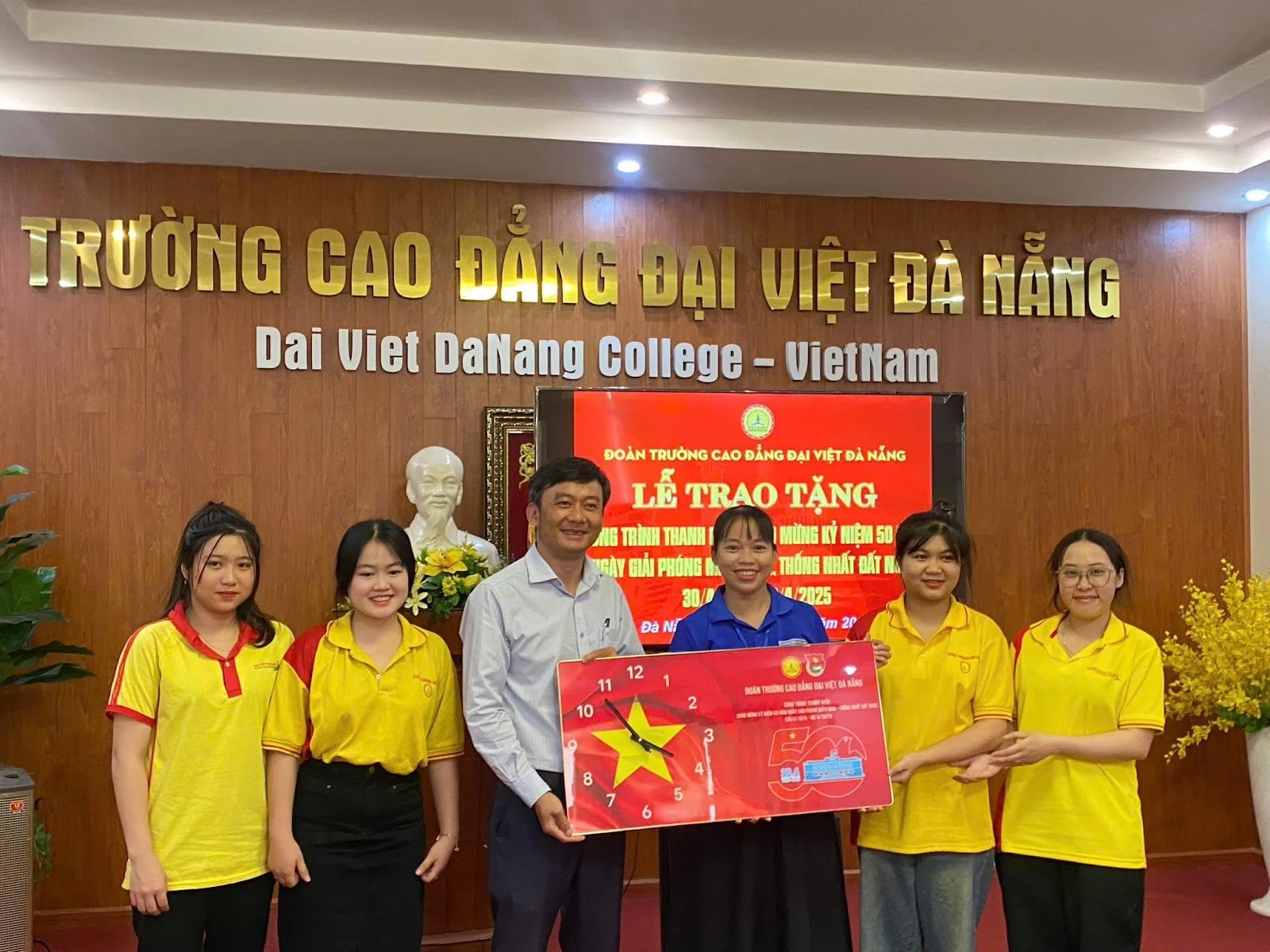 Sinh viên Giáo dục Mầm non – Trường Cao đẳng Đại Việt Đà Nẵng | Hoạt động tri ân 50 năm Giải phóng miền Nam & 135 năm ngày sinh Bác Hồ