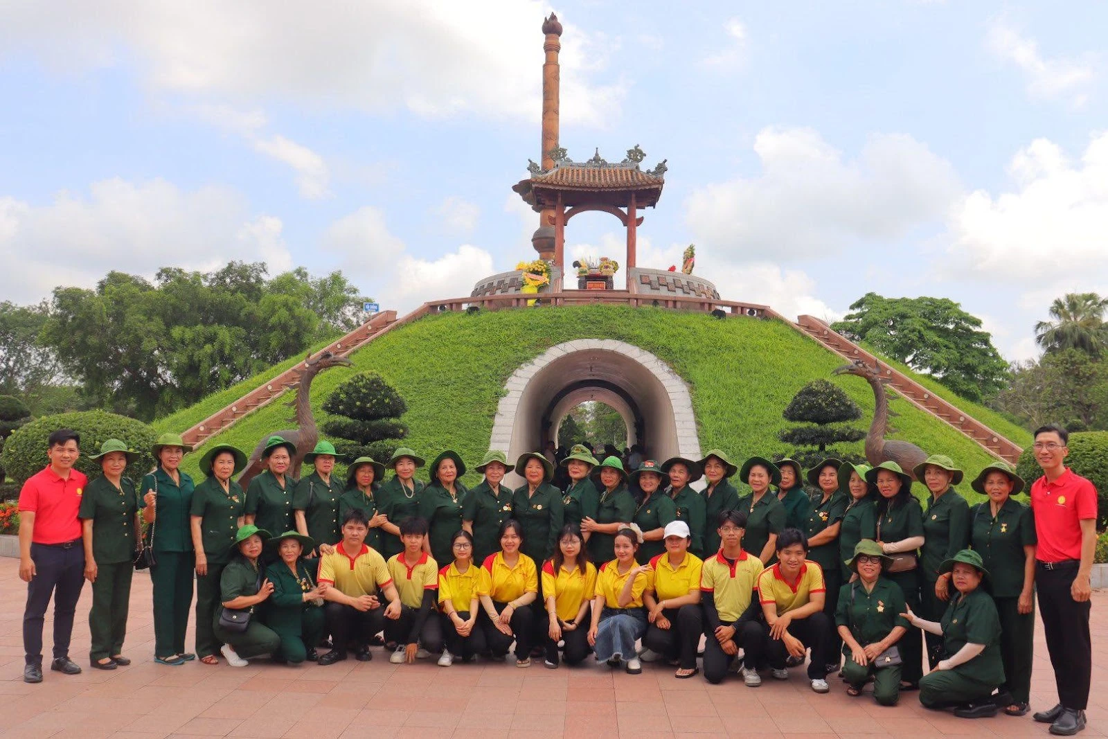 Sinh viên Giáo dục Mầm non – Trường Cao đẳng Đại Việt Đà Nẵng | Hoạt động tri ân 50 năm Giải phóng miền Nam & 135 năm ngày sinh Bác Hồ