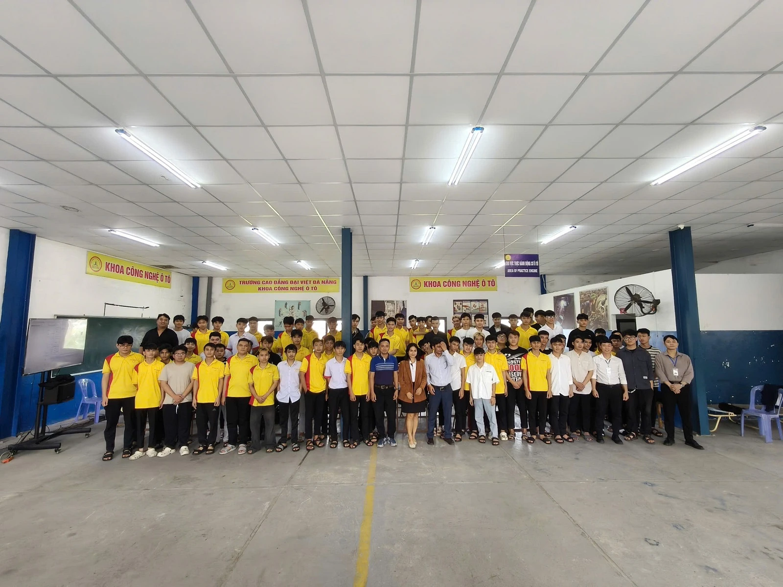 KỶ NGUYÊN XE ĐIỆN: CƠ HỘI BỨT PHÁ CHO SINH VIÊN Ô TÔ