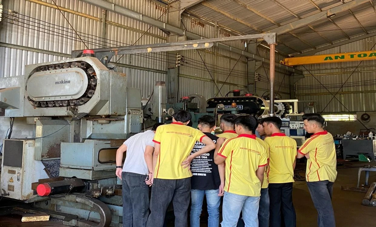 Sinh Viên Công Nghệ Kỹ Thuật Cơ Khí Trải Nghiệm Thực Tế Tại Doanh Nghiệp