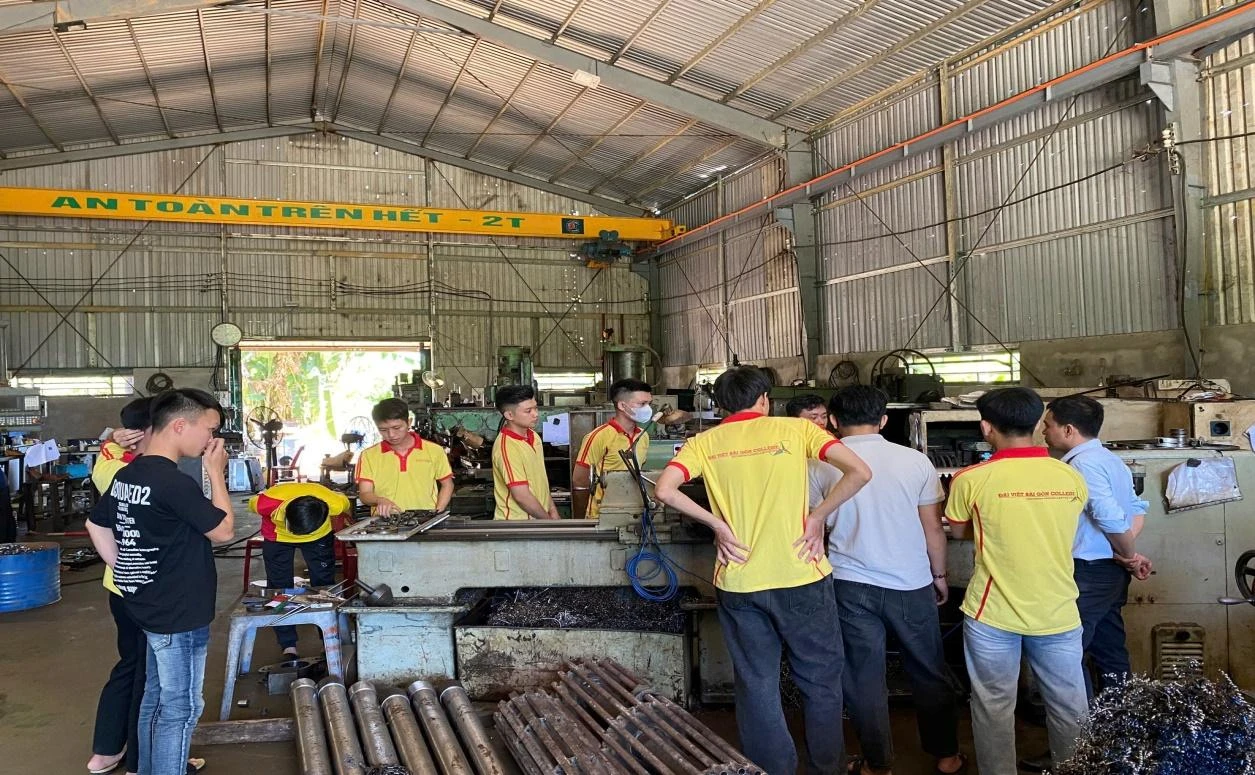 Sinh Viên Công Nghệ Kỹ Thuật Cơ Khí Trải Nghiệm Thực Tế Tại Doanh Nghiệp