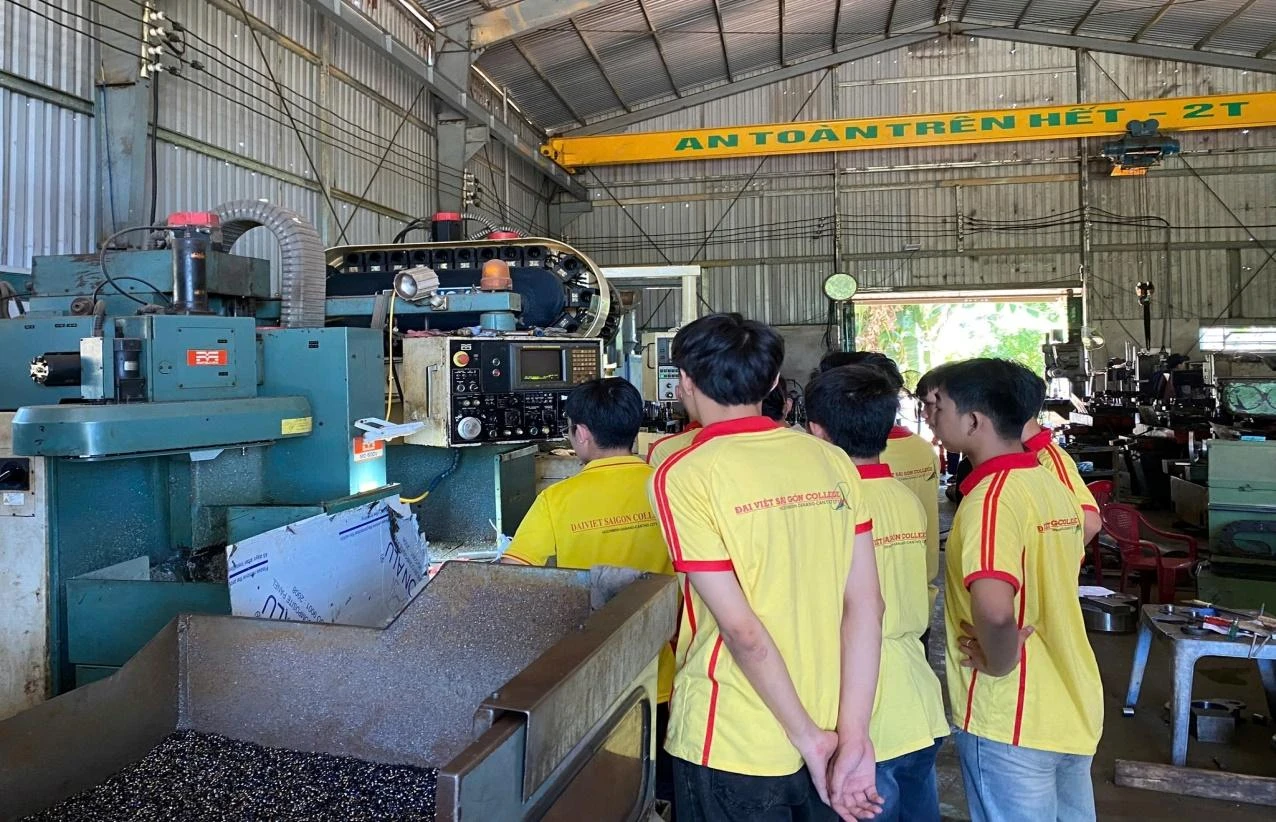 Sinh Viên Công Nghệ Kỹ Thuật Cơ Khí Trải Nghiệm Thực Tế Tại Doanh Nghiệp