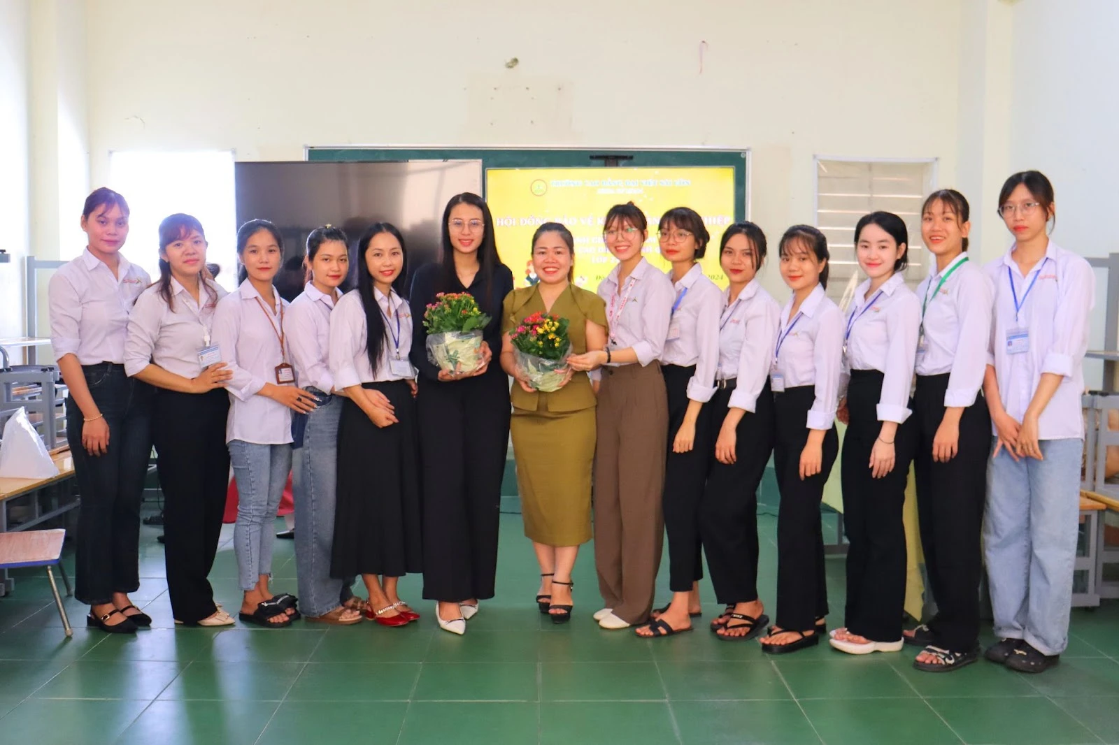 Sinh Viên K21 Ngành Giáo Dục Mầm Non Bảo Vệ Khóa Luận Tốt Nghiệp