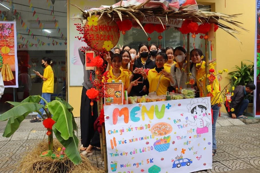 Sự Khéo Léo Của Sinh Viên Mầm Non Trong Trang Trí Hội Xuân 2025 | Trường Cao Đẳng Đại Việt Đà Nẵng – Khoa Sư Phạm