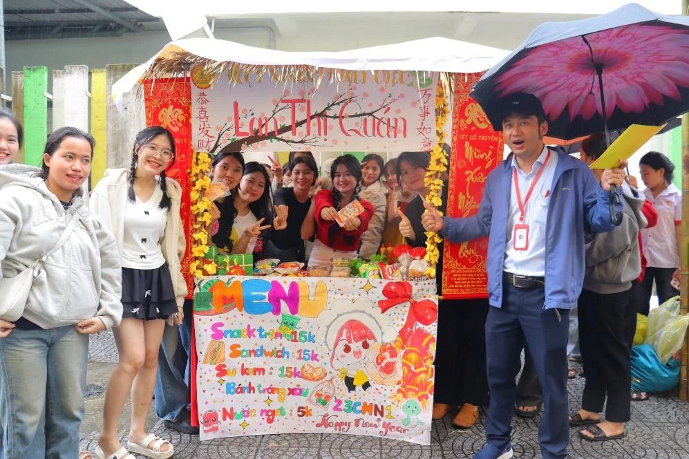 Sự Khéo Léo Của Sinh Viên Mầm Non Trong Trang Trí Hội Xuân 2025 | Trường Cao Đẳng Đại Việt Đà Nẵng – Khoa Sư Phạm