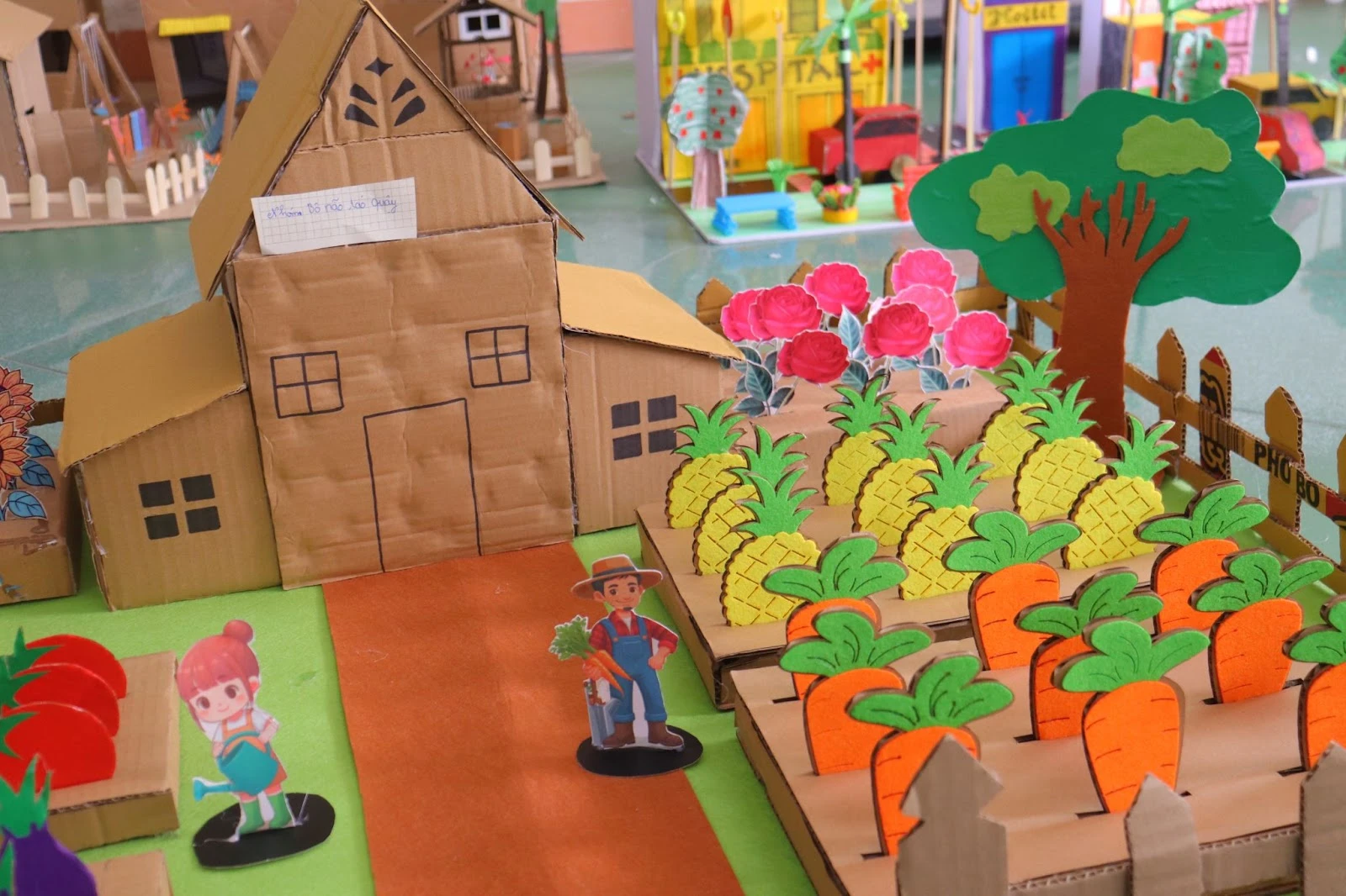 Tiết học làm đồ chơi của sinh viên Sư phạm Mầm non | Trường Cao Đẳng Đại Việt Đà Nẵng