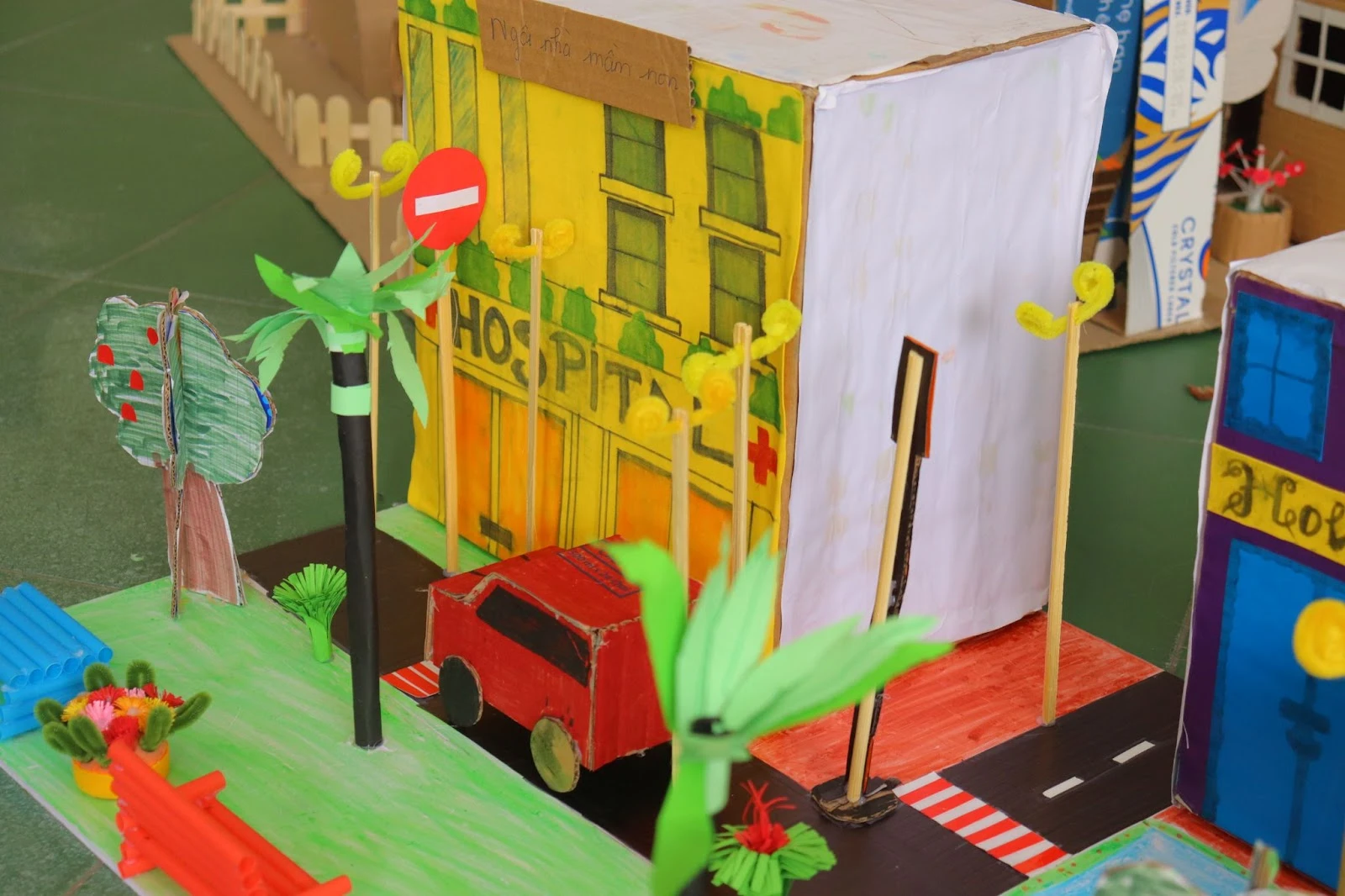 Tiết học làm đồ chơi của sinh viên Sư phạm Mầm non | Trường Cao Đẳng Đại Việt Đà Nẵng