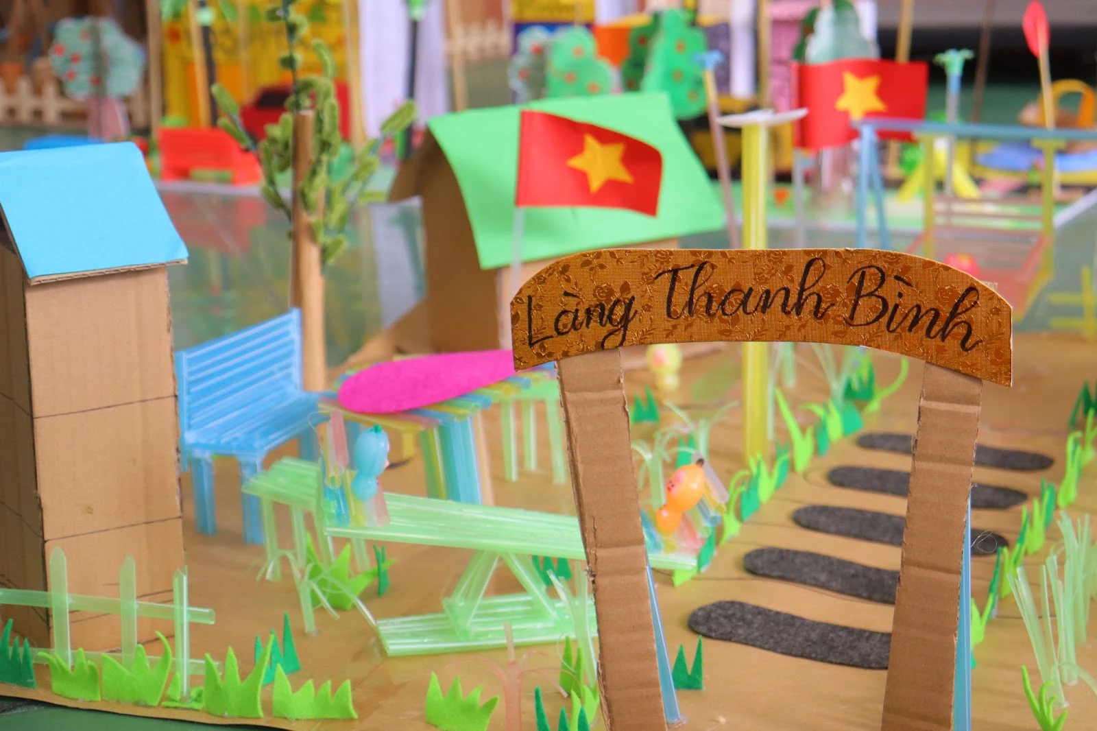 Tiết học làm đồ chơi của sinh viên Sư phạm Mầm non | Trường Cao Đẳng Đại Việt Đà Nẵng