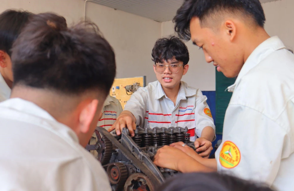 Từ Giảng Đường Đến Garage Hiện Đại: Hành Trình Trọn Vẹn Của Sinh Viên Ngành Công Nghệ Ô Tô