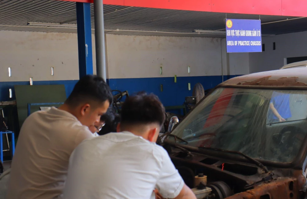 Từ Giảng Đường Đến Garage Hiện Đại: Hành Trình Trọn Vẹn Của Sinh Viên Ngành Công Nghệ Ô Tô