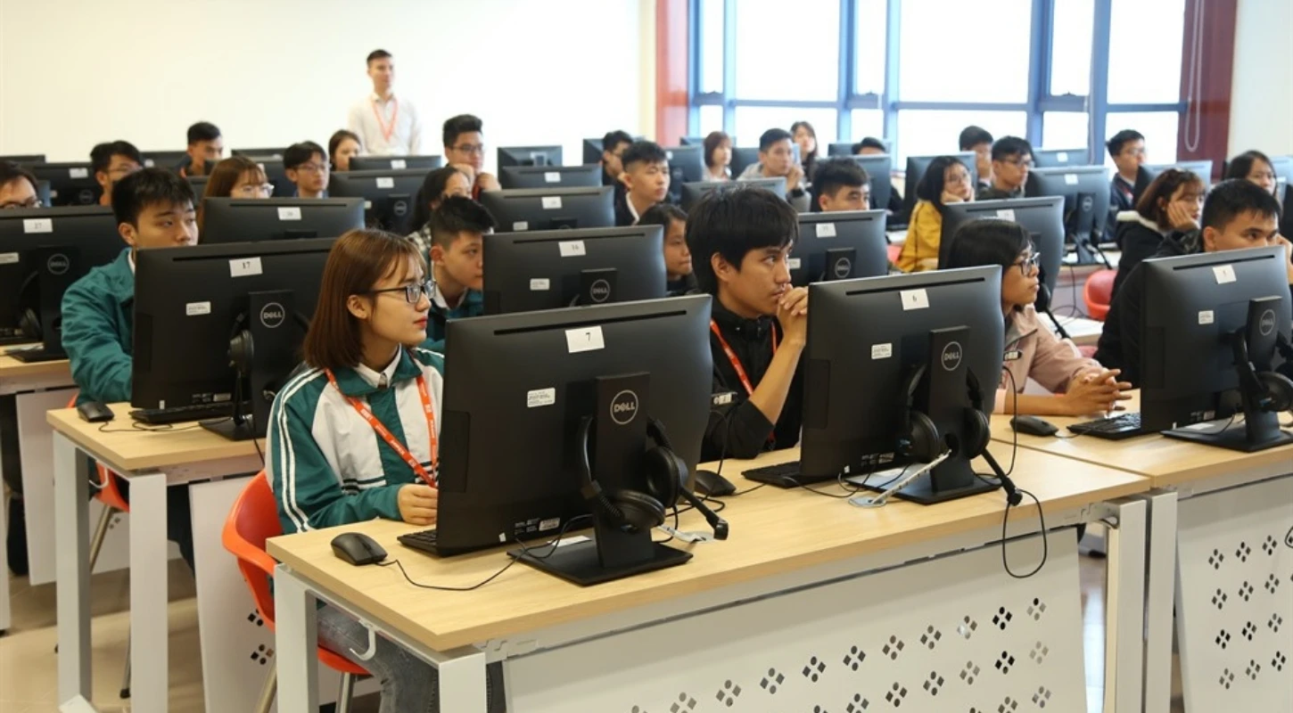 HỌC TIN HỌC – NGOẠI NGỮ SỚM GIÚP GÌ CHO VIỆC LÀM SAU NÀY?